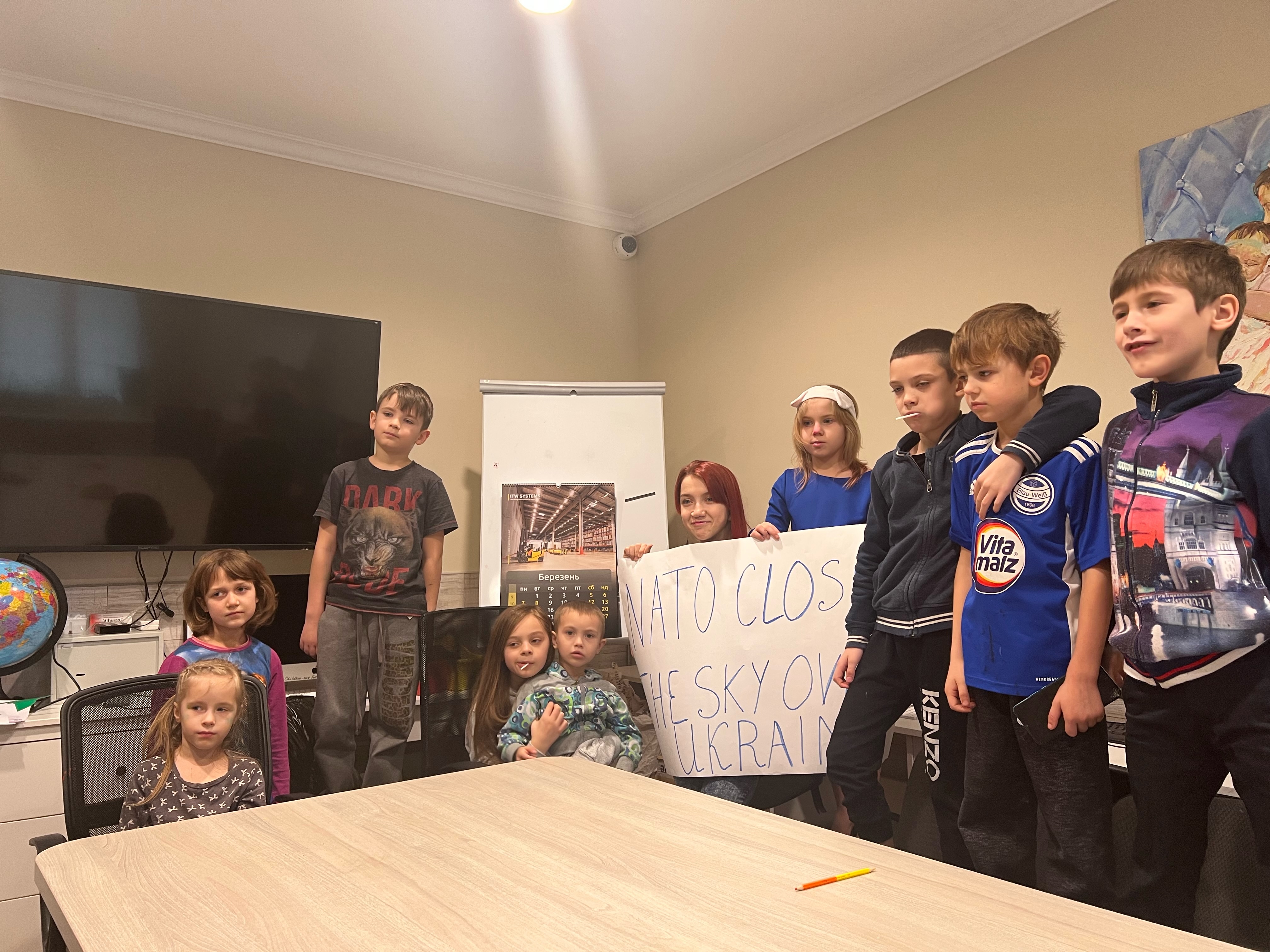 VOLUNTEER_CHILDREN_HELP_TO_CHILDREN_OF_REFUGEE_FAMILIES_IN_CHERNOVTSI_040322_1.jpeg